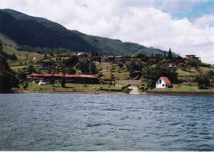 Lago Calima en el municipio de Calima Darién, Colombia