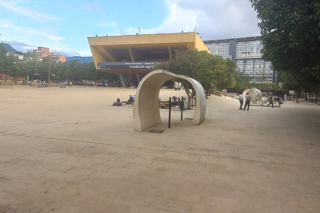 Reloj Solar en el Parque de los Deseos, Medellín Colombia