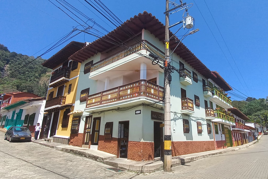 Colorida arquitectura colonial en Jericó, Antioquia
