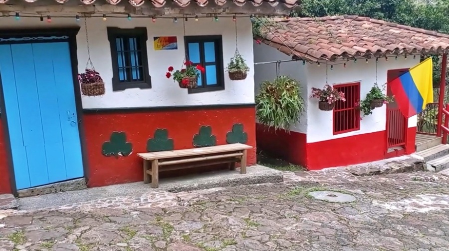 Replica de Pueblito Paisa - Parque Comfama Rionegro - Tutucán