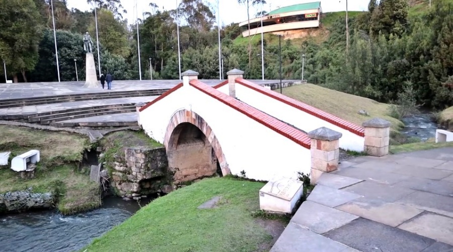 El Puente de Boyacá, ubicado a 14 kilómetros de Tunja y a 110 kilómetros de Bogotá