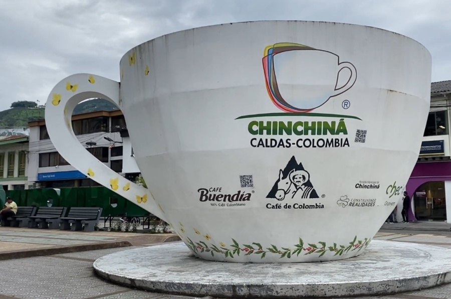 La taza de café, instalada en el Parque de Bolívar de Chinchina, Caldas