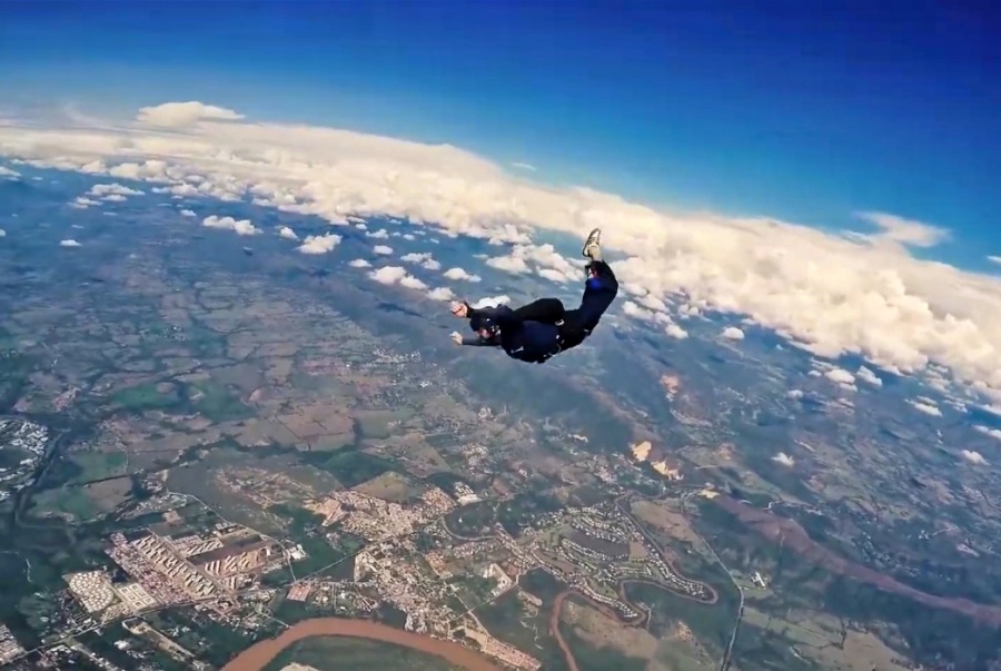 Lanzarse en paracaídas tiene un conjunto de sensaciones, sólo se puede decir que es una experiencia inolvidable