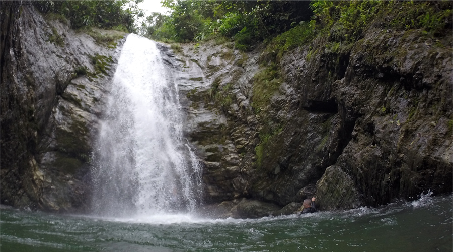 Cascada el Dragón, Cisneros ubicada en La Reserva Natural Pericos - Valle del Cauca, Colombia