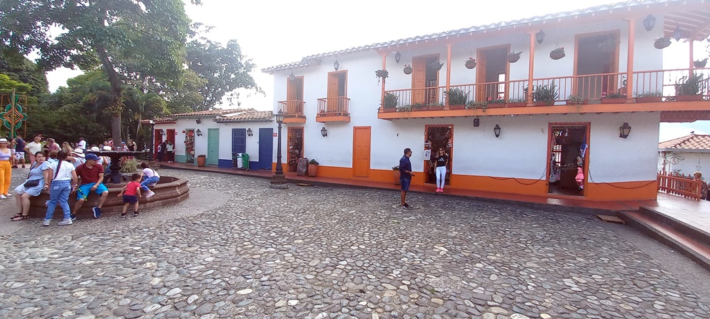 Cerro Nutibara y Pueblito Paisa
