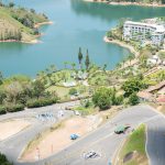 Hermosos hoteles en la orilla de Guatapé, Antioquia