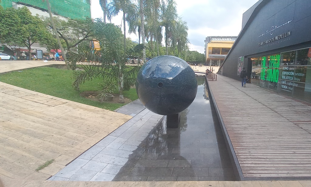 Esfera Celeste - Parque de los Deseos - Medellín Colombia