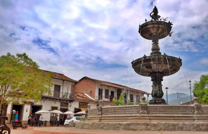 Visita la Plaza Mayor Simon Bolivar - Santa Fe de Antioquia - Colombia