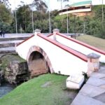 El Puente de Boyacá, ubicado a 14 kilómetros de Tunja y a 110 kilómetros de Bogotá