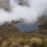 Laguna el Muñeco inmersa entre un valle en la parte más alta del municipio de Génova