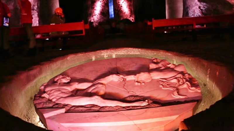 tallada con piedra salada, además cuenta con una réplica de la escultura de Miguel Ángel en Mármol