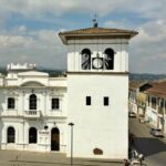 Al Cauca se puede acceder por vía terrestre, acuática y aérea.