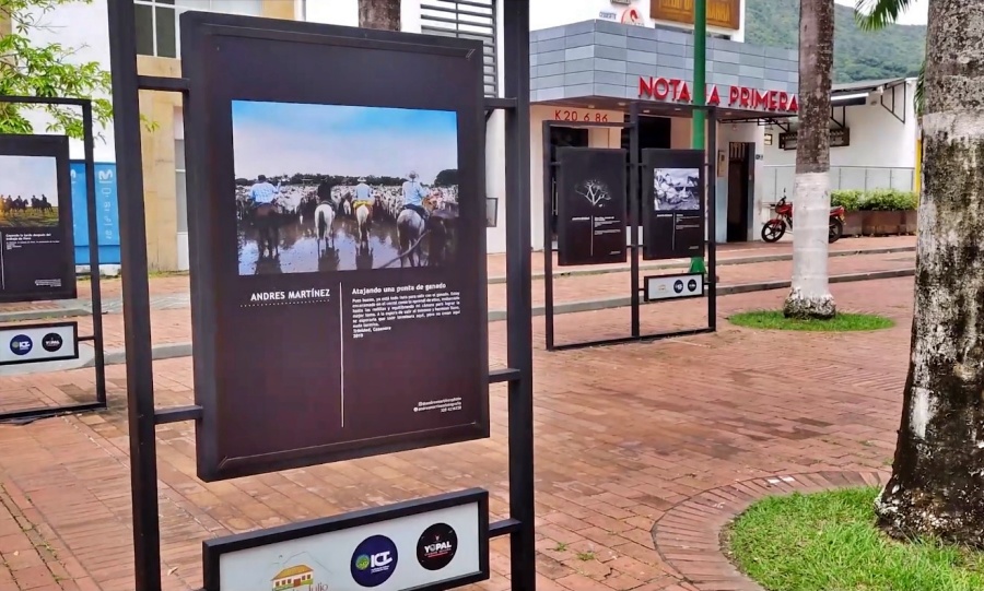 Exhibiciones de fotografias en parque de Yopal, Casanare, Colombia