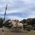 Monumento al Coleo, obra diseñada y ejecutada por victor medina salamanca Alcalde julio acosta vernal Arauca 1980 Es donde el llanero o coleador coge al toro por la cola y en la etapa dos ya a derribado el animal y se encuentra dando la vuelta de campana