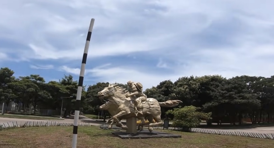 Monumento al Coleo, obra diseñada y ejecutada por victor medina salamanca Alcalde julio acosta vernal Arauca 1980 Es donde el llanero o coleador coge al toro por la cola y en la etapa dos ya a derribado el animal y se encuentra dando la vuelta de campana