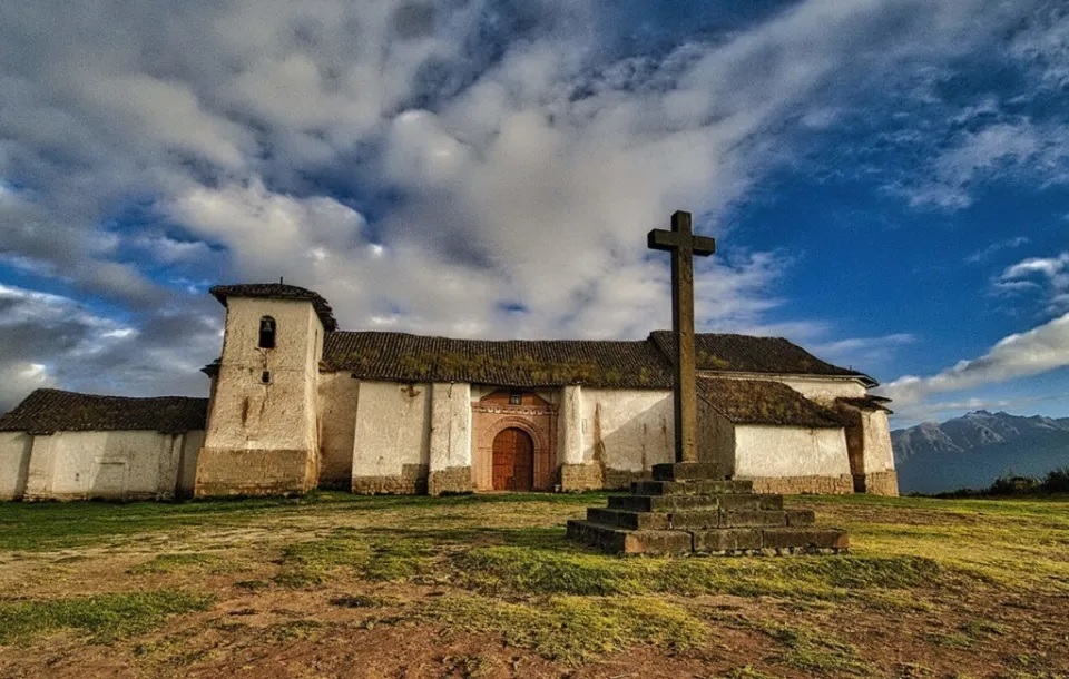 Santuario de la Virgen de la Asunción de Tiobamba (1570 ], ubicado a dos kilómetros de Maras.