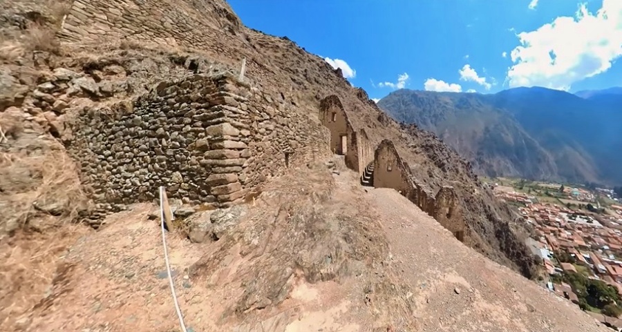 Ollantaytambo, Depósitos ubicados en el cerro Pinkuylluna.