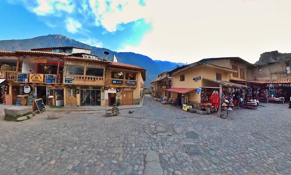 El pueblo Ollantaytambo se yergue sobre lo que fue una ciudad inca, asentado en el valle sagrado de los incas