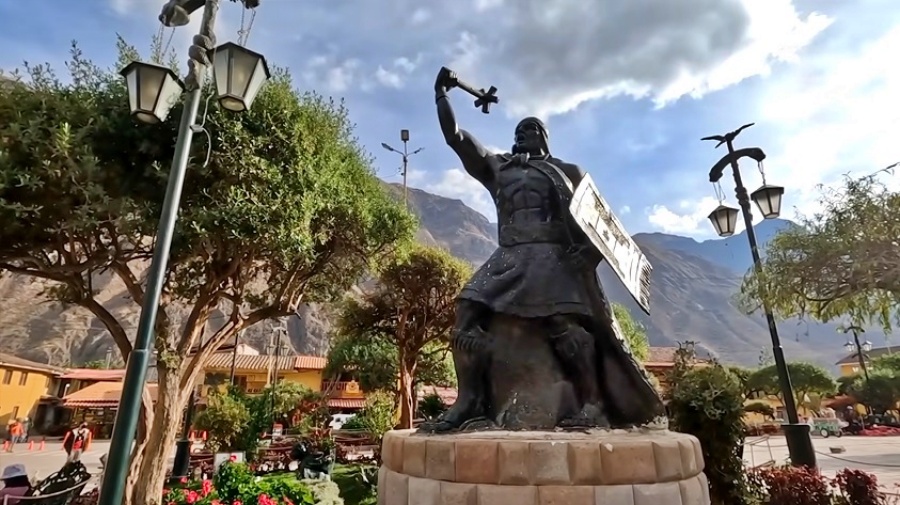 Plaza de armas de Ollantaytambo - Cusco - Perú. Para los turistas que deseen hacer compras de artesanías en Ollantaytambo