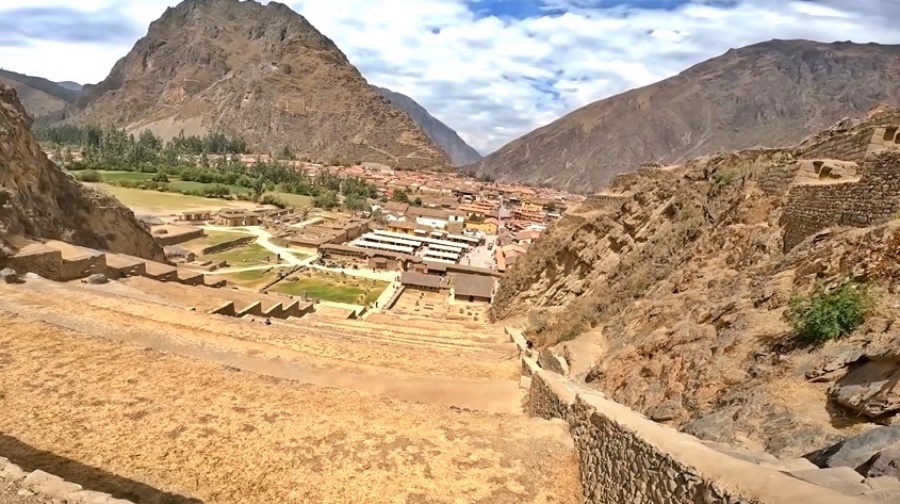 El Parque Arqueológico de Ollantaytambo se ubica en el distrito del mismo nombre, en la provincia de Urubamba