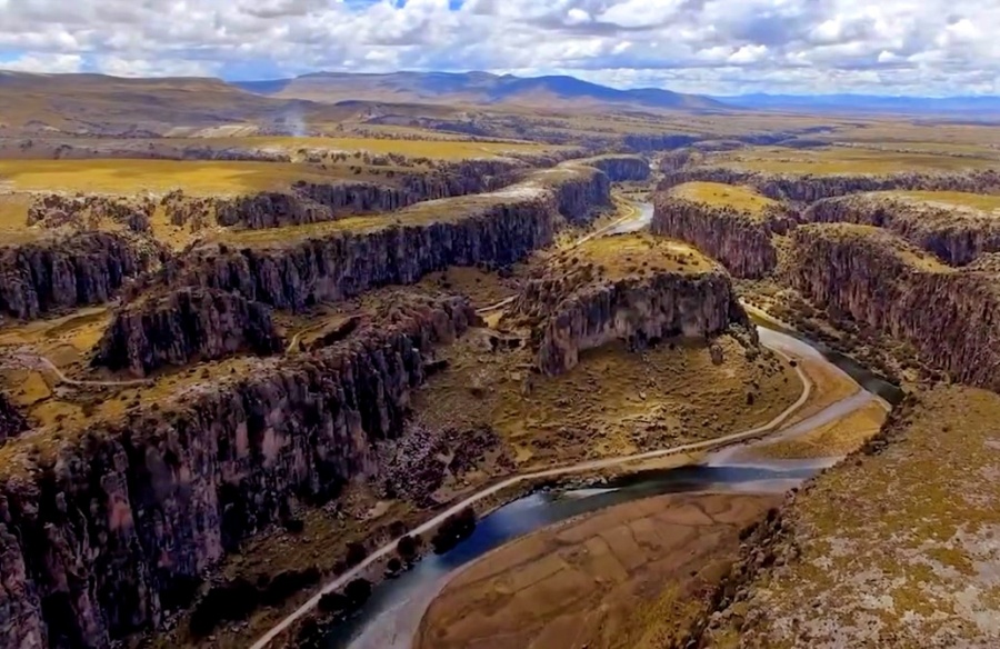 Los Tres Cañones, ubicado en el distrito Suykutambo, a 36 kilómetros de Yauri