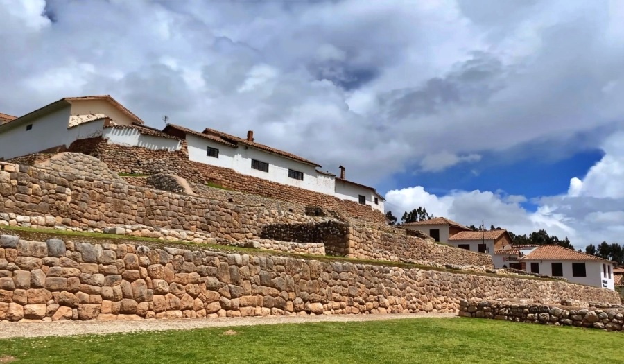 Restos de edificaciones incaicas de varios niveles, asentado en el valle sagrado de los incas