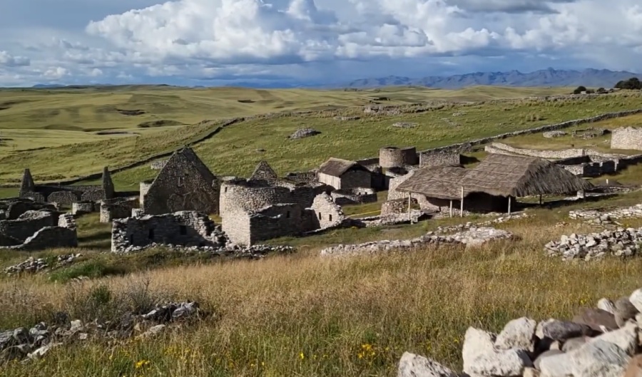 Ruinas de Kanamarca - Espinar. A 236 km de Cusco y a 3,942 msnm.