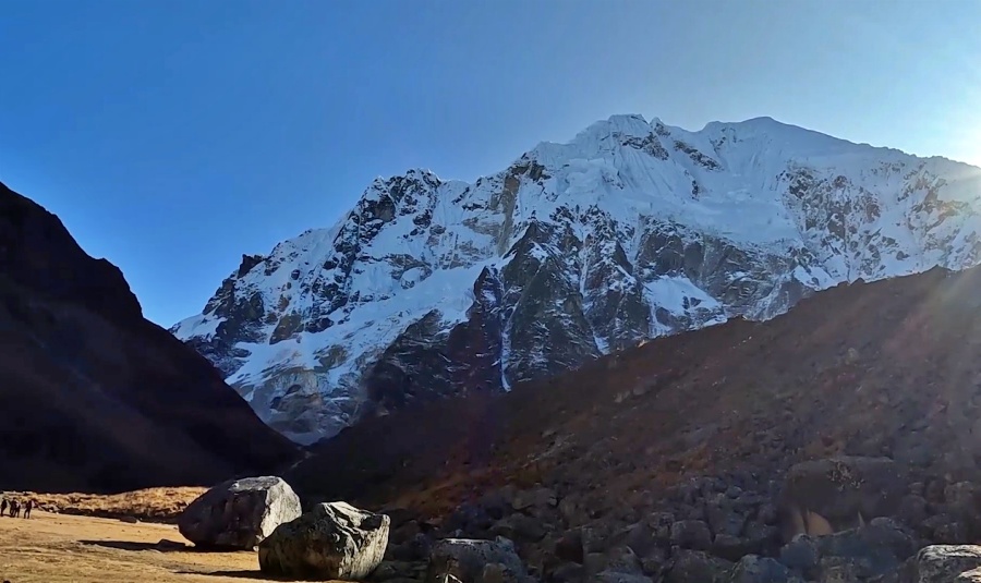 Visitar el lago Humantay, en Perú, es descubrir un lago de agua turquesa en la cordillera de Vilcabamba