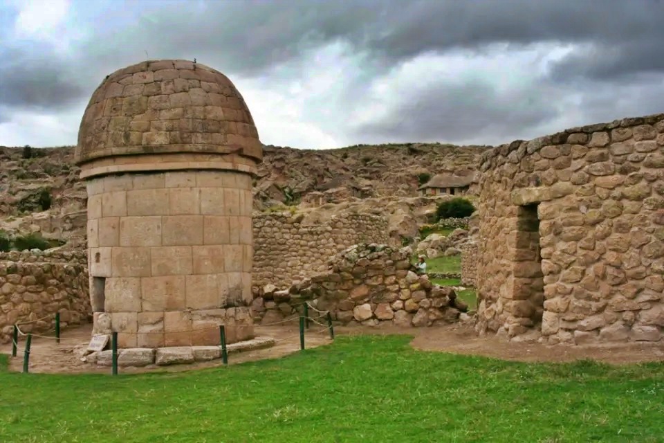 Chullpa en el centro arqueológico de Mauk'allacta - tumba de personajes predominantes