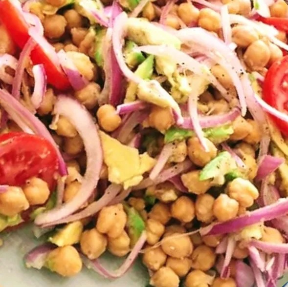 Garbanzos cocidos con cebollas limón y rocoto.