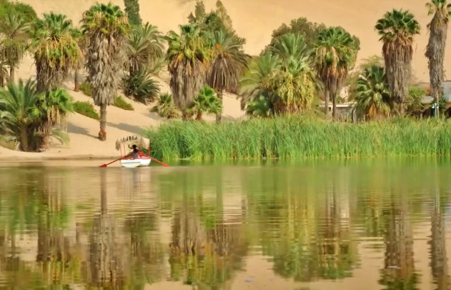 laguna Huacachina: La esmeralda líquida del desierto